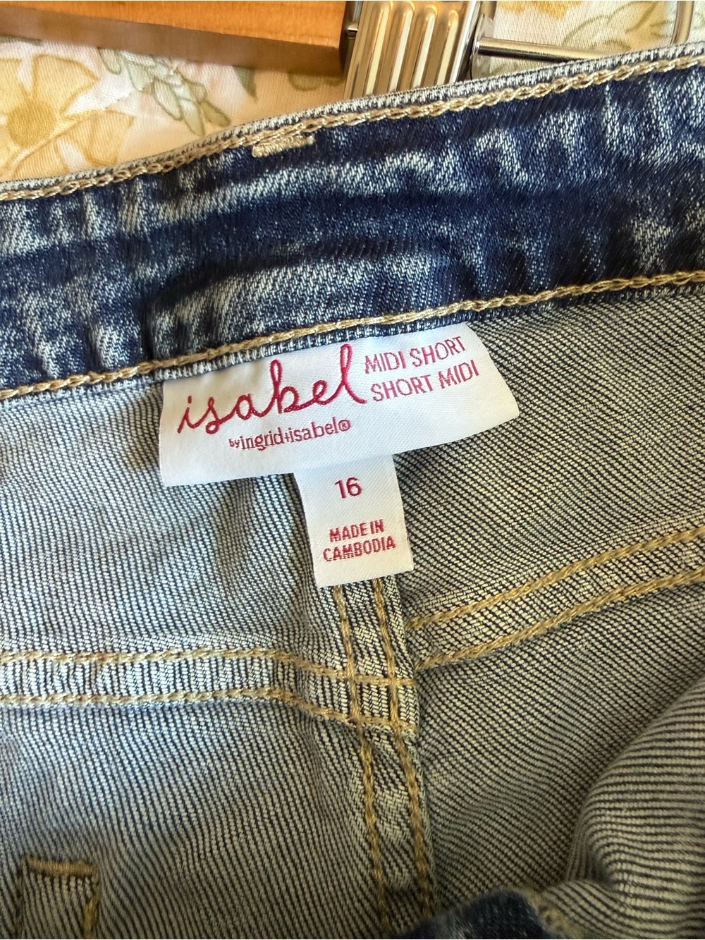Ingrid & Isabel Maternity Jean Shorts Size 16 - Picture 4 of 5